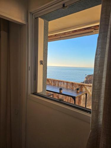 une fenêtre avec vue sur l'océan dans l'établissement LE MARTY 46, Jolie Déco, Vue Mer, Climatisation, Parking Privé, Piscine, à Sète