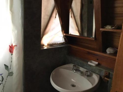 Et badeværelse på Inigualable Cabaña a orillas del Lago Hermoso