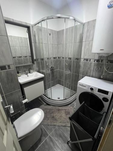 Ένα μπάνιο στο Central Duplex Apartment