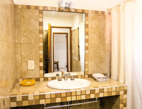 a bathroom with a sink and a mirror at Casa Quinta Matilda Gon in Chascomús