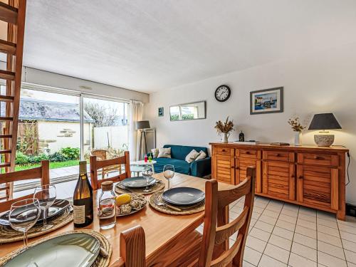 une cuisine et une salle à manger avec une table et des chaises dans l'établissement Holiday Home Village Du Port by Interhome, à Quiberon