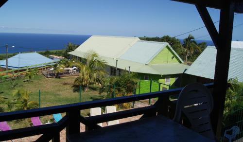 una vista desde el balcón de una casa en Les Vanilliers Location BUNGALOWS en Saint-Joseph