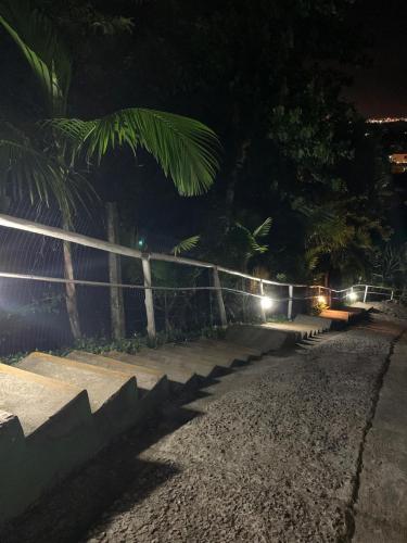 un ponte notturno con recinzione e luci di Casa no Perequê a 300 metros da praia - Espaço inteiro a Ilhabela