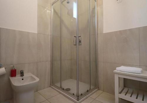 un bagno con doccia, WC e lavandino di Cherry in Better Place a Napoli