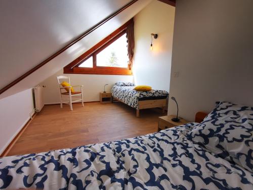 une chambre avec un lit et une fenêtre dans l'établissement Gîte de la pie-grièche, à Saint-Christophe-en-Brionnais