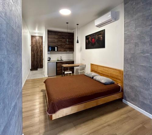 Een bed of bedden in een kamer bij Апартаменти в Гранях