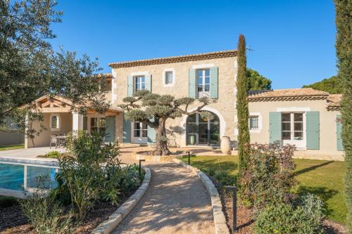 une villa avec piscine et une maison dans l'établissement Mas Lou Pantaï, 8 personnes, entièrement rénové, à Saint-Rémy-de-Provence