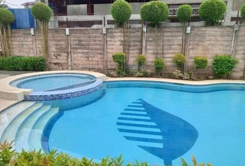 une grande piscine avec un requin peint sur elle dans l'établissement HOMEY STAYCATION WITH PARKING near Diliman, Katipunan, Commonwealth, à Manille