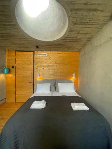 Katil atau katil-katil dalam bilik di Støkkøya Strandhotell