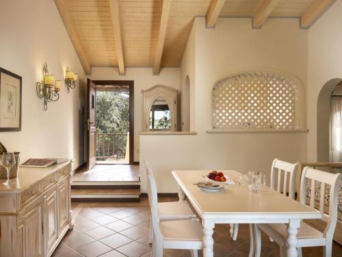 Ruang duduk di Apartment Il Giardino degli Oleandri-2 by Interhome