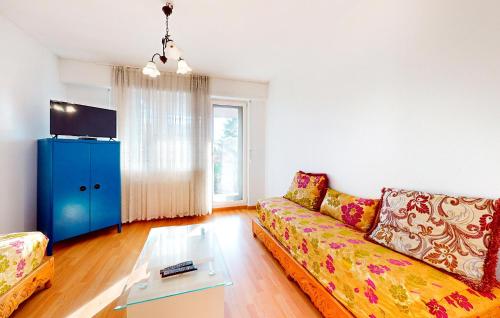 un salon avec un canapé et une table dans l'établissement Beautiful Apartment In Schiltigheim, à Schiltigheim