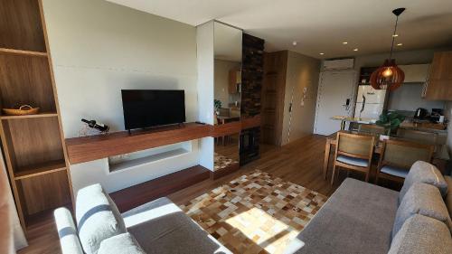 Μια τηλεόραση ή/και κέντρο ψυχαγωγίας στο Luxury Flat no Serra Class.
