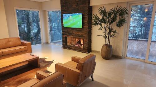 Μια τηλεόραση ή/και κέντρο ψυχαγωγίας στο Luxury Flat no Serra Class.