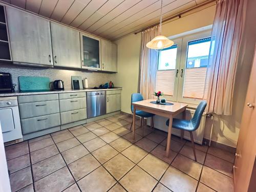 a kitchen with a table and chairs in a room at sleepWELL-Steinfurt IV Wintergarten & Platz in Steinfurt