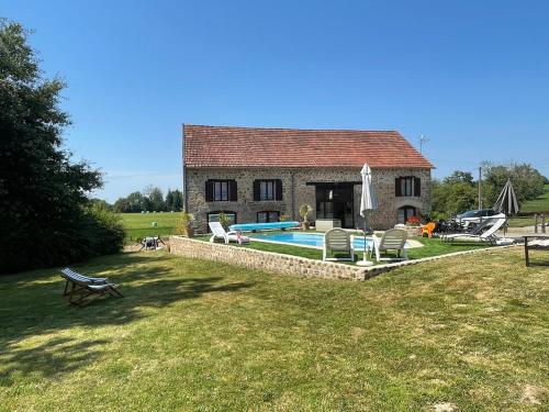 a house with a swimming pool in the yard at Domaine Pâquerettes et Pïssenlits in Le Pommier