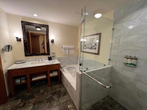 ein Badezimmer mit Dusche und Waschbecken in der Unterkunft Ski In Ski Out Stowe Studio at Spruce Peak in Stowe