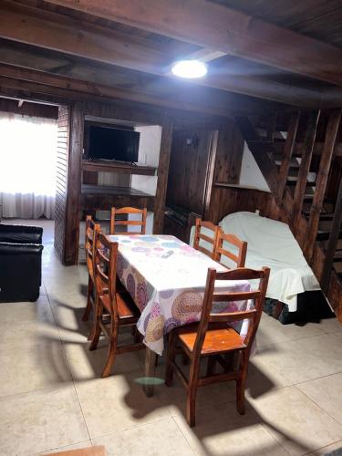 a dining room with a table and chairs in a house at Casakelo in Necochea