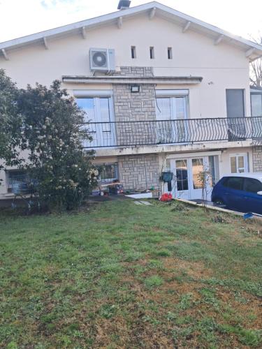 une maison avec une cour devant dans l'établissement Hébergement chez Alice, à Montauban