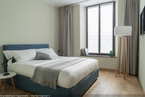 ein Schlafzimmer mit großem Bett und Fenster in der Unterkunft Brera Apartments Alla Scala in Mailand