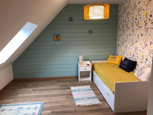 une petite chambre avec un lit et une table de chevet dans l'établissement Magnifique duplex sur la Côte sauvage, à Batz-sur-Mer