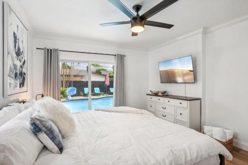 デルレイビーチにあるDazzling Delrayのベッドと天井扇風機のある寝室