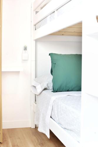 Stunning New Apt, Beach 1min, 2BR, Parking
