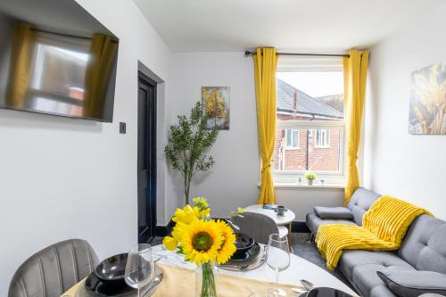 a living room with a table and a couch at Open Mind Property - 2 BR, 4 Beds & 9 Guests in Portsmouth