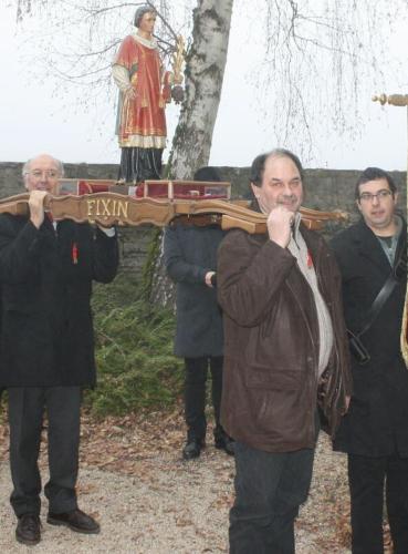 a man holding a large object in front of a statue at Logis Hôtel restaurant Chez Jeannette in Fixin