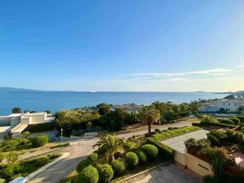 une vue sur l'océan depuis le balcon d'une maison dans l'établissement Casamea - Terrasse, Sanguinaires, Clim, Vue Mer, à Ajaccio