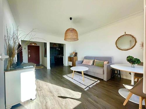 un salon avec un canapé et une table dans l'établissement Casamea - Terrasse, Sanguinaires, Clim, Vue Mer, à Ajaccio