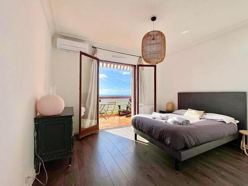 une chambre avec un lit et une vue sur l'océan dans l'établissement Casamea - Terrasse, Sanguinaires, Clim, Vue Mer, à Ajaccio