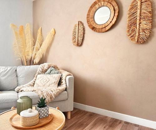 un salon avec un canapé et une table dans l'établissement Dream Cocon - Wifi - Centre ville, à Troyes