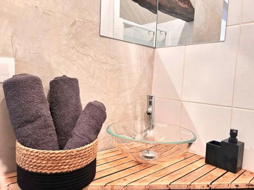La salle de bains est pourvue d'un bol en verre et d'un lavabo en verre. dans l'établissement Dream Cocon - Wifi - Centre ville, à Troyes