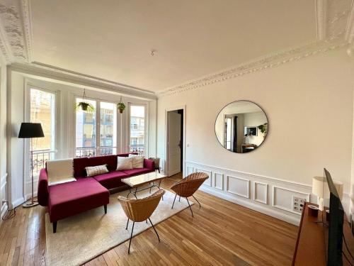 un salon avec un canapé et un miroir dans l'établissement À Bastille - Le Spacieux - 22MC, à Paris