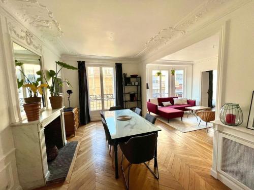 un salon avec une table et une cheminée dans l'établissement À Bastille - Le Spacieux - 22MC, à Paris