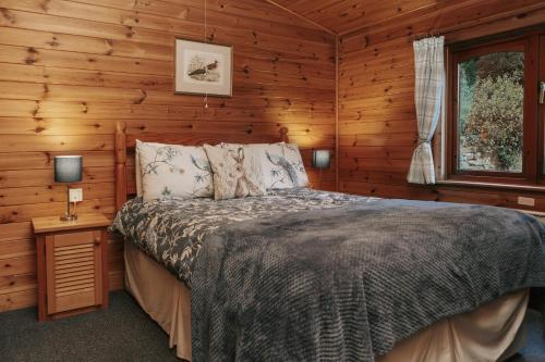 Ένα ή περισσότερα κρεβάτια σε δωμάτιο στο Secluded Pine Lodge 2