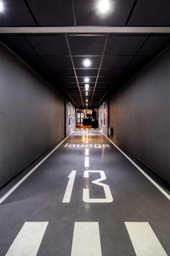 un long couloir avec le numéro peint sur le sol dans l'établissement Pentahotel Brussels Airport, à Diegem