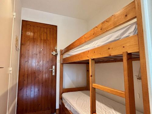 - une chambre avec 2 lits superposés et une porte dans l'établissement Appartement Studio - cabine 4 couchages ARGELES SUR MER AR030-053, à Argelès-sur-Mer