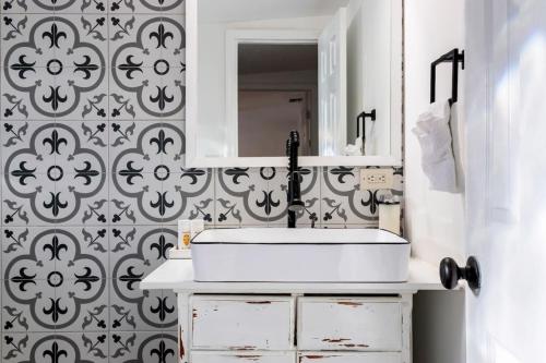 Un baño con un lavabo blanco y un espejo. en Casa Fillmore - Hollywood Oasis, en Hollywood