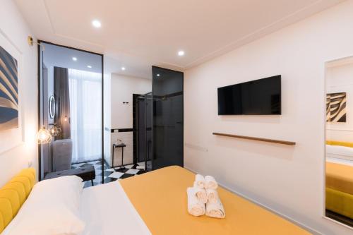 a hotel room with a bed and a tv at Raggio di Sole in Maiori