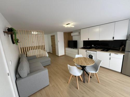 a living room and kitchen with a table and chairs at Appartement confortable et cosy près de Braga in Pico