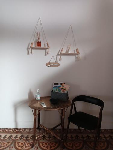 Cette chambre comprend une table, une chaise et des étagères. dans l'établissement Maison Familiale Les hirondelles, à Magalas