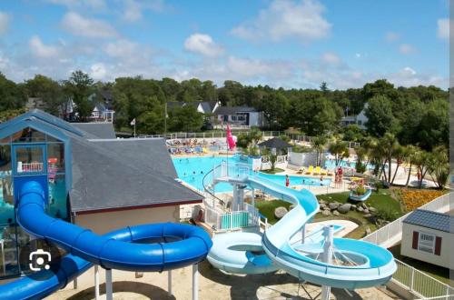 un parc aquatique dans un complexe hôtelier avec un toboggan aquatique dans l'établissement Mobil home 3 chambres tout équipé avec accueil humain, à Pont-Aven