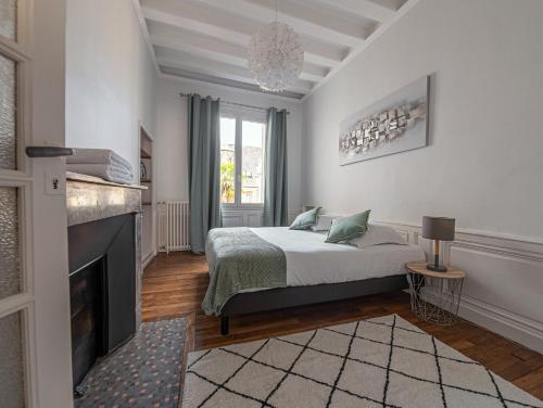 Ένα ή περισσότερα κρεβάτια σε δωμάτιο στο Appartement Le Molière vue sur Loire