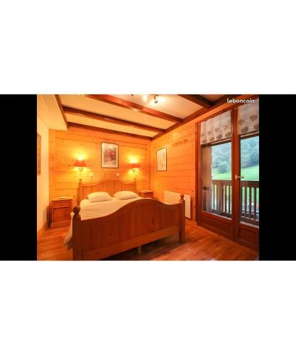 a bedroom with a bed in a wooden room at Chalet Genepi - 14p in Praranger
