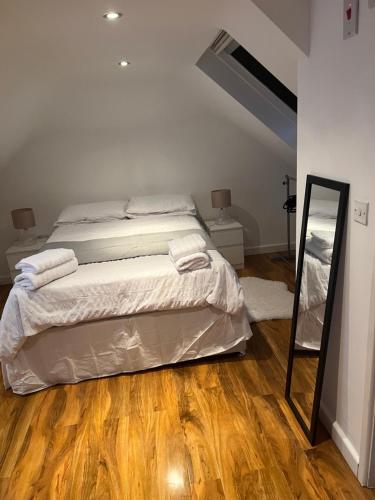 En eller flere senge i et værelse på Sportsmans Cottage