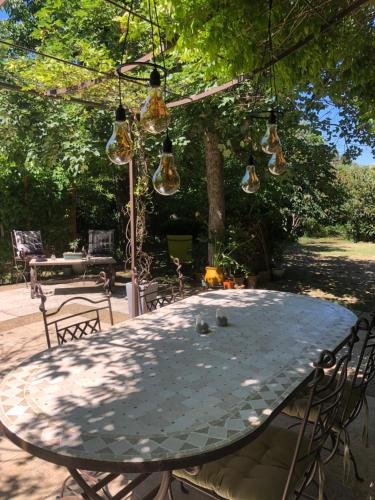 Κήπος έξω από το Chambres d'Hôtes La Chrysalide
