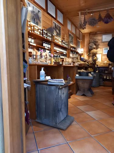 un restaurant avec un comptoir dans une salle dans l'établissement Le Belvedeou - Mercantour, à Belvédère
