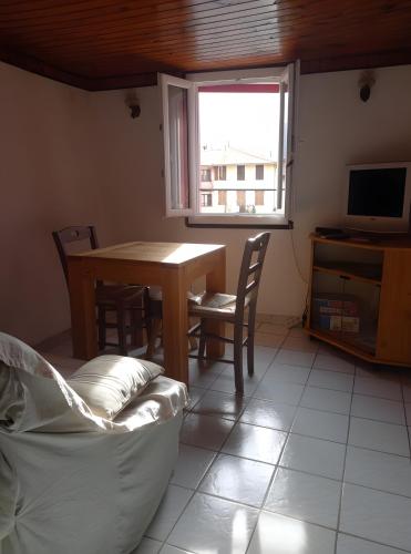 un salon avec une table et un canapé dans l'établissement Le Belvedeou - Mercantour, à Belvédère