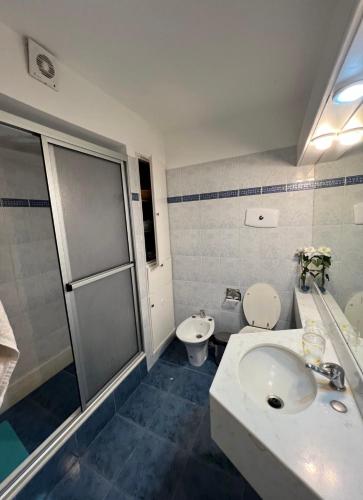 a bathroom with a sink and a toilet at Punta Del Este, Península Santos Dumont, 2 dormitorios, 2 baños, 5 personas in Punta del Este